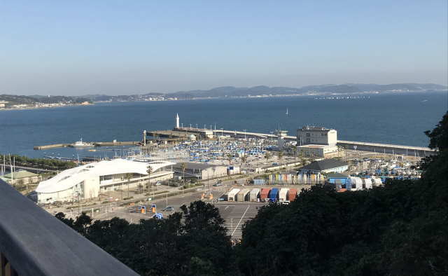 上から見た江の島の堤防