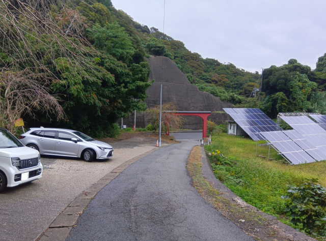 燈籠坂大師の切通しトンネル 駐車場側から