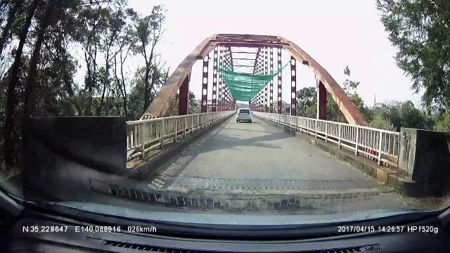 亀山ダム手前の赤い橋