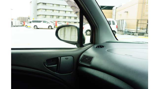 ドライバーの視線で左ドアミラーを見たイメージ