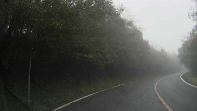 濃い霧の中を走行