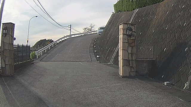 ホテルに続く坂道