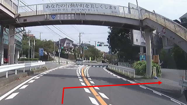 駐車場入り口の目印である歩道橋