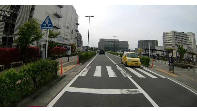 テラスモール湘南の駐車場の手前、横断歩道