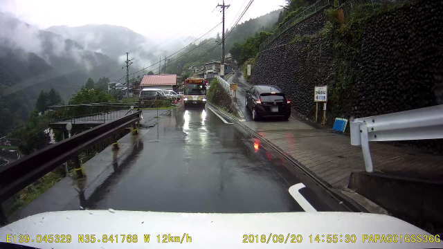 対向車の路線バス