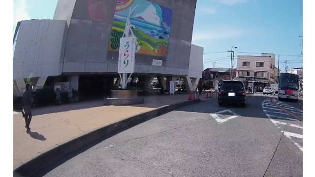 左手にうらりの建物