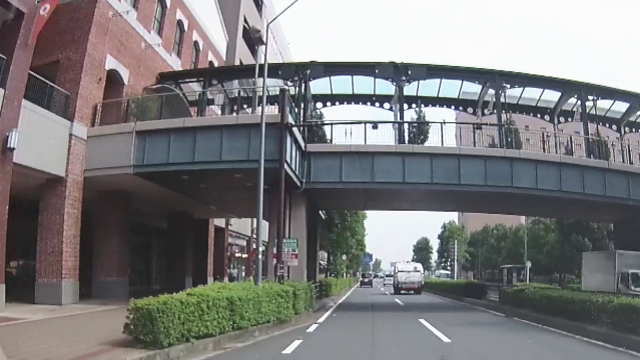 運河パークと繋がる歩道橋