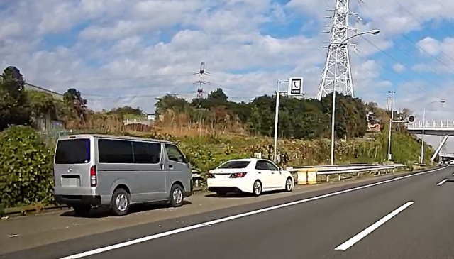 停車した違反車両と覆面パトカー