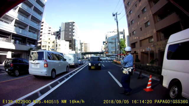 警察官に停車を求められる軽自動車