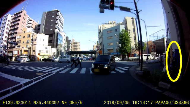 歩道のおまわりさん。