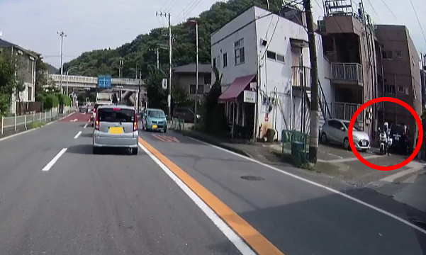 134号 長柄交差点の近くで待機している白バイ