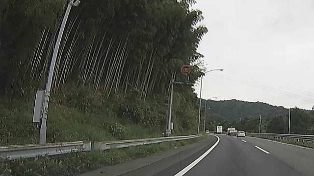 高速道路を走行するイメージ