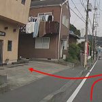 葉山食堂の駐車場（手前３台）