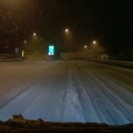 雪が積もっている中央自動車道